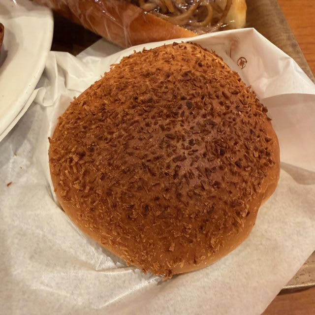 驚きと美味しさがいっぱい！「ORANGE FIELDS Bread Factory」, 万博で大人気！マルタ館のフティーラ, ユニークなパンの宝庫！, コーヒー・紅茶が飲み放題！, パン×フリードリンク=朝のしあわせ時間