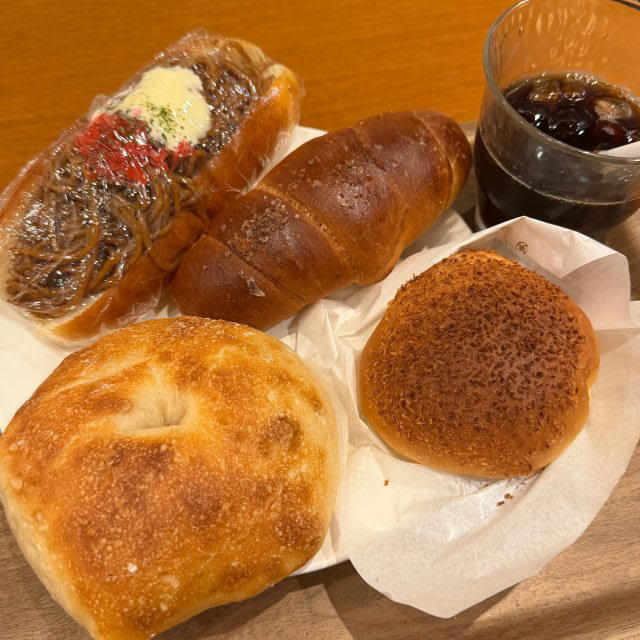 驚きと美味しさがいっぱい！「ORANGE FIELDS Bread Factory」, 万博で大人気！マルタ館のフティーラ, ユニークなパンの宝庫！, コーヒー・紅茶が飲み放題！, パン×フリードリンク=朝のしあわせ時間