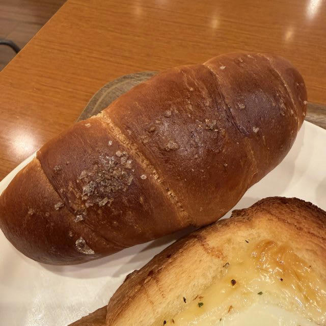 驚きと美味しさがいっぱい！「ORANGE FIELDS Bread Factory」, 万博で大人気！マルタ館のフティーラ, ユニークなパンの宝庫！, コーヒー・紅茶が飲み放題！, パン×フリードリンク=朝のしあわせ時間