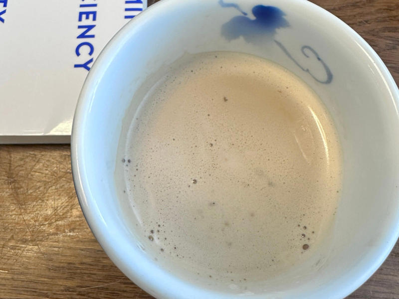 スティックのカフェオレをおいしくいれる方法, 好みのカフェオレを用意, 少量のお湯で溶かします, お湯を全量入れる, ミルクを入れてもおいしい