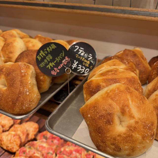 驚きと美味しさがいっぱい！「ORANGE FIELDS Bread Factory」, 万博で大人気！マルタ館のフティーラ, ユニークなパンの宝庫！, コーヒー・紅茶が飲み放題！, パン×フリードリンク=朝のしあわせ時間