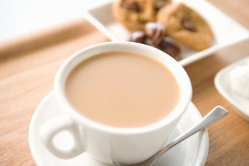スティックのカフェオレをおいしくいれる方法, 好みのカフェオレを用意, 少量のお湯で溶かします, お湯を全量入れる, ミルクを入れてもおいしい
