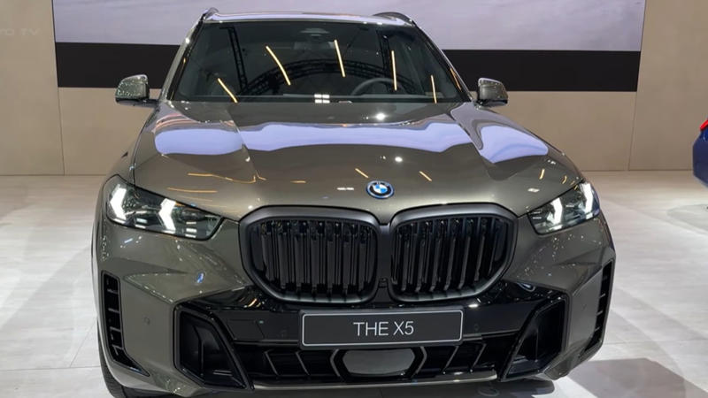 Kia Telluride (2025) , Honda CR-V Hybrid (2025) , Toyota RAV4 Hybrid (2025) , BMW X5 (2025) , Mazda CX-50 (2025) , Jeep Grand Cherokee (2025) , Genesis GV70 (2025) , Mitsubishi Outlander PHEV (2025) , Chevrolet Blazer (2025, Gas Model) , Volkswagen Atlas (2025) , Subaru Ascent (2025) , Infiniti QX50 (2025) , GMC Terrain (2025) , Nissan Rogue (2025)