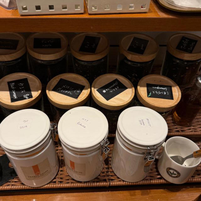 驚きと美味しさがいっぱい！「ORANGE FIELDS Bread Factory」, 万博で大人気！マルタ館のフティーラ, ユニークなパンの宝庫！, コーヒー・紅茶が飲み放題！, パン×フリードリンク=朝のしあわせ時間