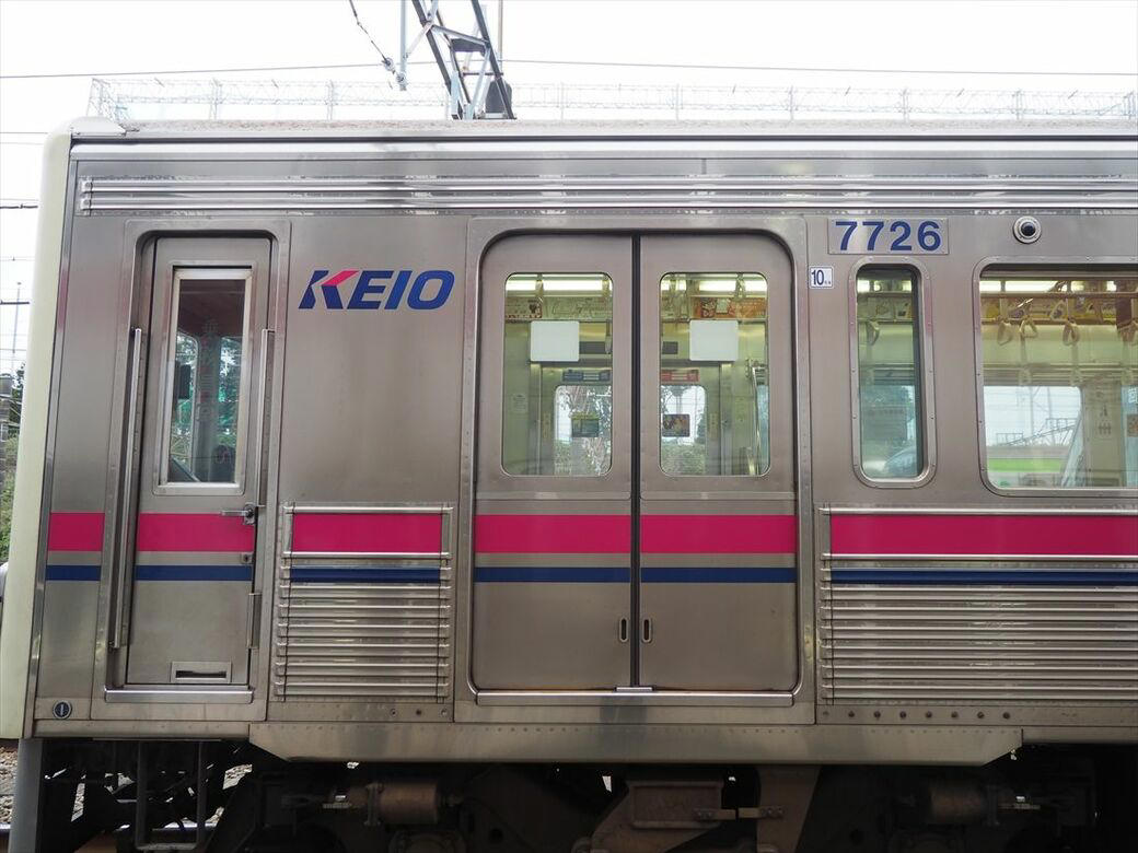 「京王線初」のステンレス製車両, 「ソフト感」や「明るさ」意識, 機器も車内も大幅リニューアル, 生まれ変わった7000系, 「いぶし銀」のステンレス車