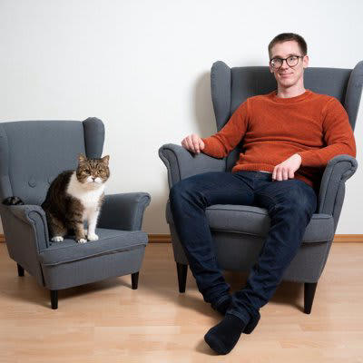 座る場所から読み取る猫の心理4選, 1.飼い主の膝の上, 2.すぐそば・手が届く場所, 3.少し離れた場所, 4.姿が見えない離れた場所, 座る場所によって信頼度が異なるってホント？