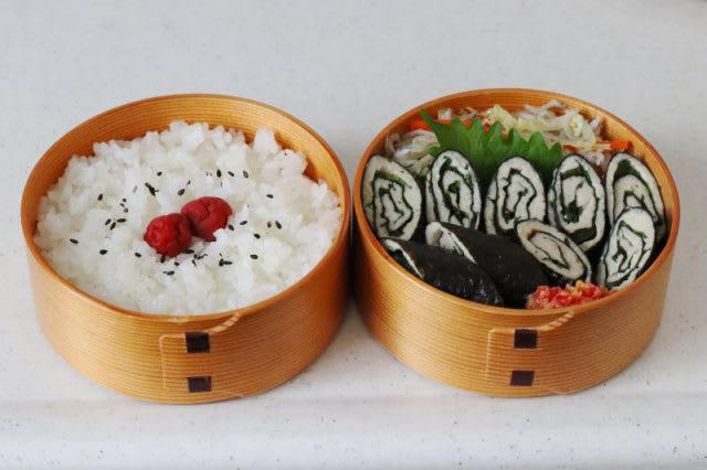 レンジ1回で2品完成！「鶏ひき肉の大葉海苔巻き（梅味噌味）」「キャベツのじゃこナムル」2品弁当, 1品目 鶏ひき肉の大葉海苔巻き（梅味噌味）, 2品目 キャベツのじゃこナムル, 2品弁当の詰め方プロセス, 「心が楽になる2品弁当」のルール