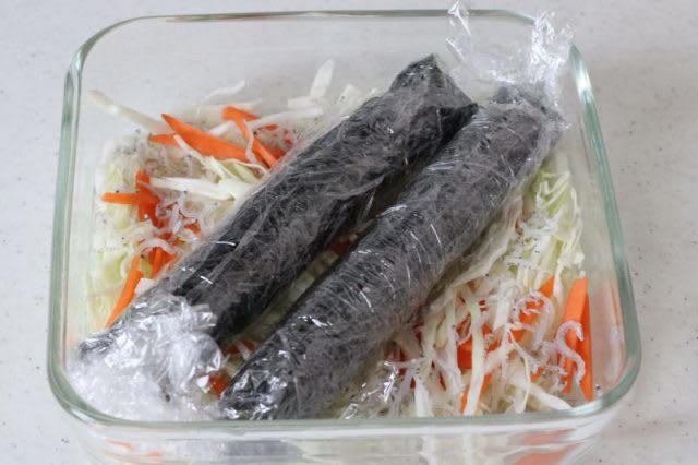 レンジ1回で2品完成！「鶏ひき肉の大葉海苔巻き（梅味噌味）」「キャベツのじゃこナムル」2品弁当, 1品目 鶏ひき肉の大葉海苔巻き（梅味噌味）, 2品目 キャベツのじゃこナムル, 2品弁当の詰め方プロセス, 「心が楽になる2品弁当」のルール