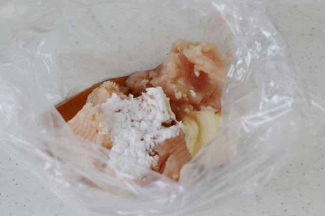 レンジ1回で2品完成！「鶏ひき肉の大葉海苔巻き（梅味噌味）」「キャベツのじゃこナムル」2品弁当, 1品目 鶏ひき肉の大葉海苔巻き（梅味噌味）, 2品目 キャベツのじゃこナムル, 2品弁当の詰め方プロセス, 「心が楽になる2品弁当」のルール