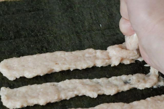 レンジ1回で2品完成！「鶏ひき肉の大葉海苔巻き（梅味噌味）」「キャベツのじゃこナムル」2品弁当, 1品目 鶏ひき肉の大葉海苔巻き（梅味噌味）, 2品目 キャベツのじゃこナムル, 2品弁当の詰め方プロセス, 「心が楽になる2品弁当」のルール