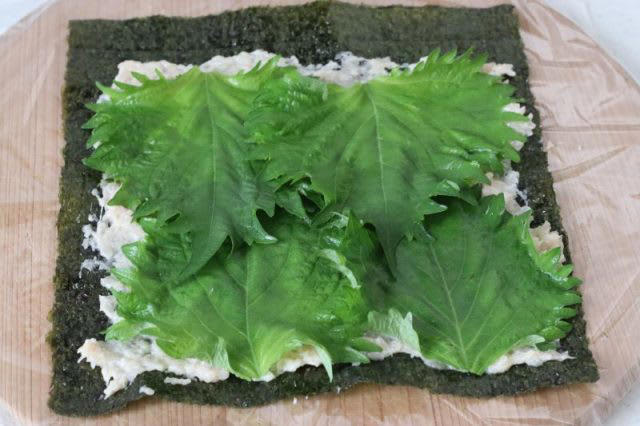 レンジ1回で2品完成！「鶏ひき肉の大葉海苔巻き（梅味噌味）」「キャベツのじゃこナムル」2品弁当, 1品目 鶏ひき肉の大葉海苔巻き（梅味噌味）, 2品目 キャベツのじゃこナムル, 2品弁当の詰め方プロセス, 「心が楽になる2品弁当」のルール