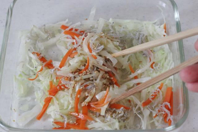 レンジ1回で2品完成！「鶏ひき肉の大葉海苔巻き（梅味噌味）」「キャベツのじゃこナムル」2品弁当, 1品目 鶏ひき肉の大葉海苔巻き（梅味噌味）, 2品目 キャベツのじゃこナムル, 2品弁当の詰め方プロセス, 「心が楽になる2品弁当」のルール
