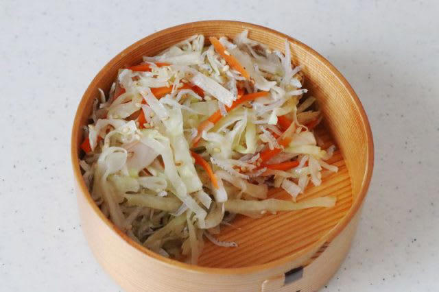 レンジ1回で2品完成！「鶏ひき肉の大葉海苔巻き（梅味噌味）」「キャベツのじゃこナムル」2品弁当, 1品目 鶏ひき肉の大葉海苔巻き（梅味噌味）, 2品目 キャベツのじゃこナムル, 2品弁当の詰め方プロセス, 「心が楽になる2品弁当」のルール