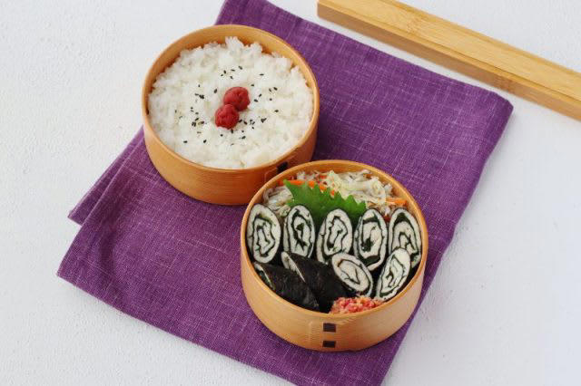 レンジ1回で2品完成！「鶏ひき肉の大葉海苔巻き（梅味噌味）」「キャベツのじゃこナムル」2品弁当, 1品目 鶏ひき肉の大葉海苔巻き（梅味噌味）, 2品目 キャベツのじゃこナムル, 2品弁当の詰め方プロセス, 「心が楽になる2品弁当」のルール
