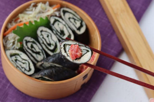 レンジ1回で2品完成！「鶏ひき肉の大葉海苔巻き（梅味噌味）」「キャベツのじゃこナムル」2品弁当, 1品目 鶏ひき肉の大葉海苔巻き（梅味噌味）, 2品目 キャベツのじゃこナムル, 2品弁当の詰め方プロセス, 「心が楽になる2品弁当」のルール