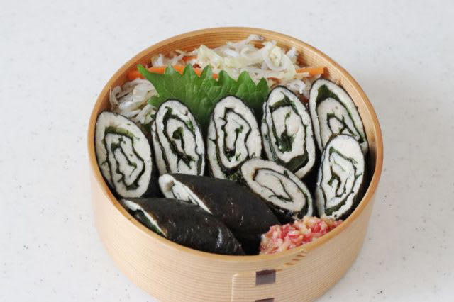レンジ1回で2品完成！「鶏ひき肉の大葉海苔巻き（梅味噌味）」「キャベツのじゃこナムル」2品弁当, 1品目 鶏ひき肉の大葉海苔巻き（梅味噌味）, 2品目 キャベツのじゃこナムル, 2品弁当の詰め方プロセス, 「心が楽になる2品弁当」のルール