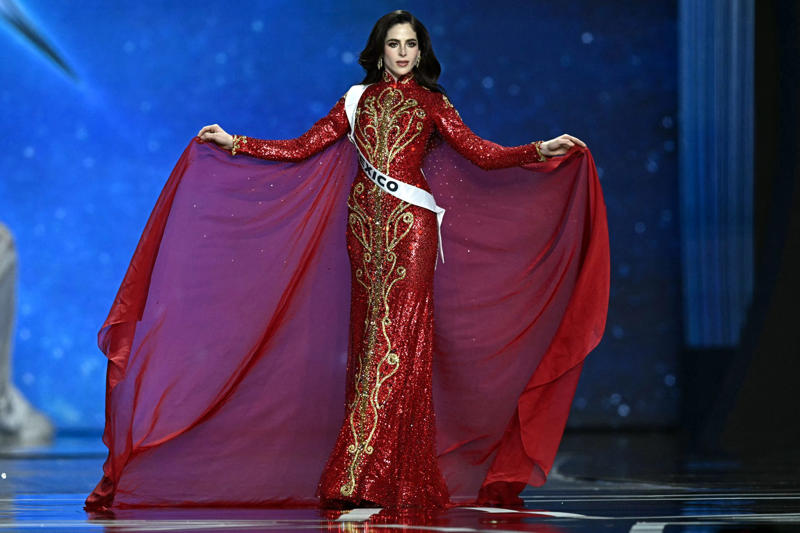 'I deserve this crown and I deserve this sash' Will Mexico lose Miss Universe after all?, Calls to give up the crown, Was there fraud in his election?, Accusations against Fatima's family, If she resigns, who gets her crown?, Veena Praveenar would get the title, The first runner-up would take her place, Or would the crown return to Miss Universe 2024?, Fatima does not intend to give up her crown, 'I deserve this crown and I deserve this sash', She worked for this crown, Years of preparation, Fatima thinks it would be unfair, Difficult times, 'Of course it hurts, because they're attacking my family'