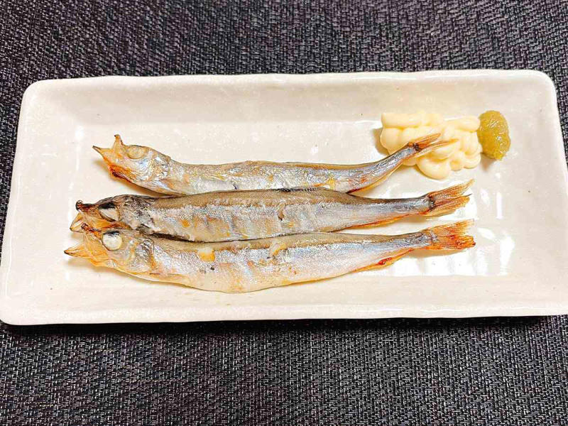 コストコの「子持ちからふとししゃも」の値段と内容量・コスパ比較, コストコの「子持ちからふとししゃも」の原材料・産地・アレルギー表示, コストコの「子持ちからふとししゃも」の消費期限・冷蔵保存・冷凍保存方法, コストコの「子持ちからふとししゃも」の調理器具別の焼き方, コストコの「子持ちからふとししゃも」を実食レビュー, シンプルな焼きししゃもに合う調味料は？, 子ども用にも！照り焼き, お弁当にも！ししゃもチーズ春巻き, Q：売り場はどこ？, Ｑ：アニサキスのリスクと安全な食べ方は？