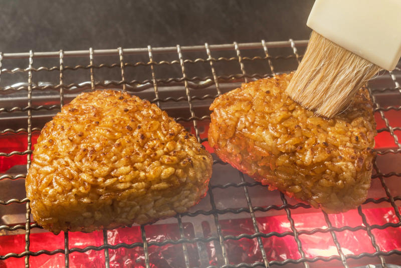 時短で“焼きおにぎり”をたくさん作る方法, 調味料とだしを入れます, 握って、グリルやトースターで焼き目を付けて, 香ばしい“焼きおにぎり”は、冷めたらラップにくるんで冷凍保存