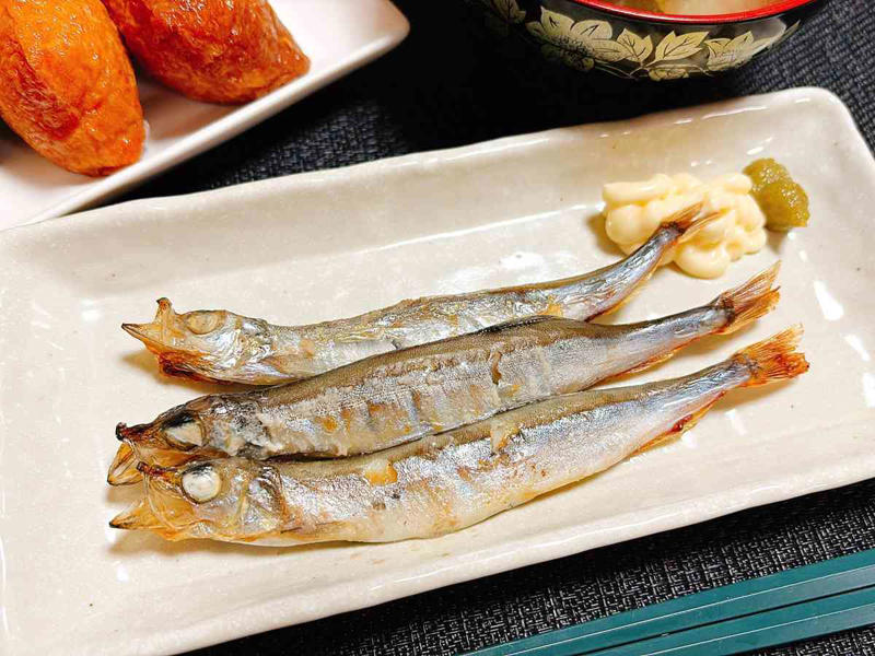 コストコの「子持ちからふとししゃも」の値段と内容量・コスパ比較, コストコの「子持ちからふとししゃも」の原材料・産地・アレルギー表示, コストコの「子持ちからふとししゃも」の消費期限・冷蔵保存・冷凍保存方法, コストコの「子持ちからふとししゃも」の調理器具別の焼き方, コストコの「子持ちからふとししゃも」を実食レビュー, シンプルな焼きししゃもに合う調味料は？, 子ども用にも！照り焼き, お弁当にも！ししゃもチーズ春巻き, Q：売り場はどこ？, Ｑ：アニサキスのリスクと安全な食べ方は？