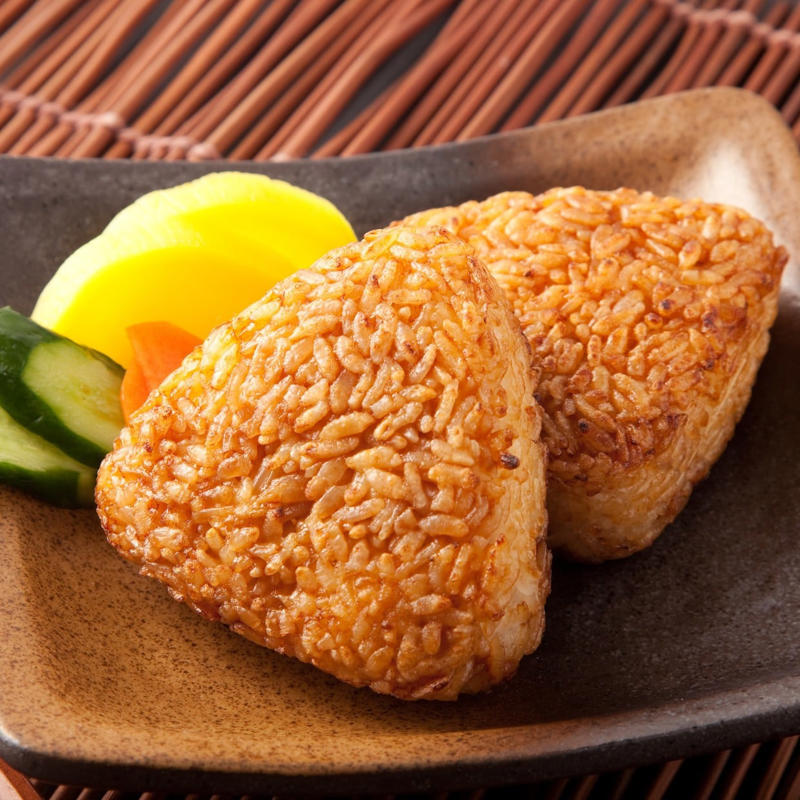 時短で“焼きおにぎり”をたくさん作る方法, 調味料とだしを入れます, 握って、グリルやトースターで焼き目を付けて, 香ばしい“焼きおにぎり”は、冷めたらラップにくるんで冷凍保存