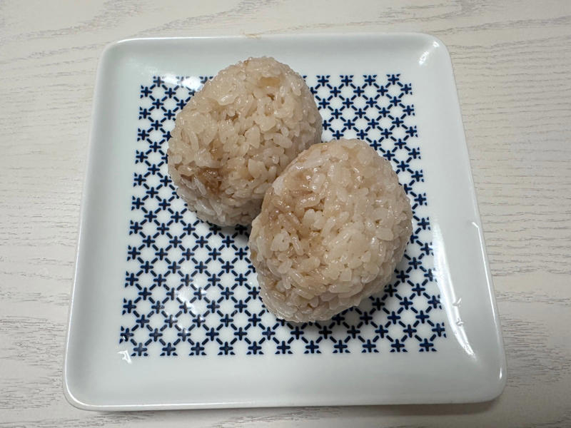時短で“焼きおにぎり”をたくさん作る方法, 調味料とだしを入れます, 握って、グリルやトースターで焼き目を付けて, 香ばしい“焼きおにぎり”は、冷めたらラップにくるんで冷凍保存