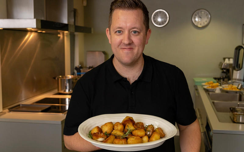 Top tips for the perfect roast potatoes, How to cook Ashley Palmer-Watts’s perfect roast potatoes, Overview, Ingredients