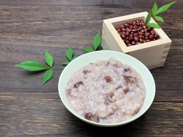 ・古今東西でポピュラーなのは「冬至かぼちゃ」, ・別名・冬至粥！朝食は「小豆粥」を食べる, ・名前に「ん」がつく食べ物で運気を上げる, ・優しい甘さの「小豆粥」, ・ほっこり温まる「かぼちゃグラタン」, ・北海道では「かぼちゃのおしるこ」, ・東北地域では「いとこ煮」, ・関東で有名なのは群馬県の「冬至うどん」, ・中部地域では「かぼちゃほうとう」に「かぼちゃ団子」, ・関西の地域では具だくさんの煮込み料理, ・中国・四国地域では「しっぽくそば」に「かぼちゃぜんざい」, ・九州では「かぼちゃの甘煮」、沖縄では「トゥンジージューシー」, ・冬至にゆず湯に入る理由とは？, ・効率的なゆずの入れ方, ・確認しよう！ゆず湯に入る際の注意点