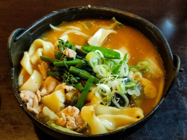 ・古今東西でポピュラーなのは「冬至かぼちゃ」, ・別名・冬至粥！朝食は「小豆粥」を食べる, ・名前に「ん」がつく食べ物で運気を上げる, ・優しい甘さの「小豆粥」, ・ほっこり温まる「かぼちゃグラタン」, ・北海道では「かぼちゃのおしるこ」, ・東北地域では「いとこ煮」, ・関東で有名なのは群馬県の「冬至うどん」, ・中部地域では「かぼちゃほうとう」に「かぼちゃ団子」, ・関西の地域では具だくさんの煮込み料理, ・中国・四国地域では「しっぽくそば」に「かぼちゃぜんざい」, ・九州では「かぼちゃの甘煮」、沖縄では「トゥンジージューシー」, ・冬至にゆず湯に入る理由とは？, ・効率的なゆずの入れ方, ・確認しよう！ゆず湯に入る際の注意点