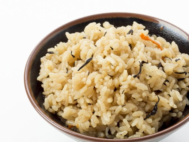 ・古今東西でポピュラーなのは「冬至かぼちゃ」, ・別名・冬至粥！朝食は「小豆粥」を食べる, ・名前に「ん」がつく食べ物で運気を上げる, ・優しい甘さの「小豆粥」, ・ほっこり温まる「かぼちゃグラタン」, ・北海道では「かぼちゃのおしるこ」, ・東北地域では「いとこ煮」, ・関東で有名なのは群馬県の「冬至うどん」, ・中部地域では「かぼちゃほうとう」に「かぼちゃ団子」, ・関西の地域では具だくさんの煮込み料理, ・中国・四国地域では「しっぽくそば」に「かぼちゃぜんざい」, ・九州では「かぼちゃの甘煮」、沖縄では「トゥンジージューシー」, ・冬至にゆず湯に入る理由とは？, ・効率的なゆずの入れ方, ・確認しよう！ゆず湯に入る際の注意点
