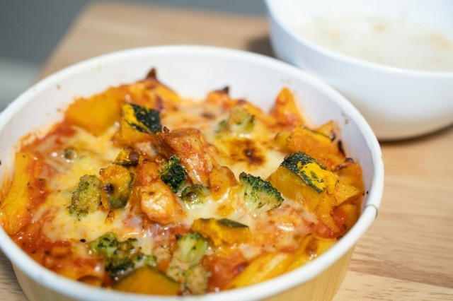 ・古今東西でポピュラーなのは「冬至かぼちゃ」, ・別名・冬至粥！朝食は「小豆粥」を食べる, ・名前に「ん」がつく食べ物で運気を上げる, ・優しい甘さの「小豆粥」, ・ほっこり温まる「かぼちゃグラタン」, ・北海道では「かぼちゃのおしるこ」, ・東北地域では「いとこ煮」, ・関東で有名なのは群馬県の「冬至うどん」, ・中部地域では「かぼちゃほうとう」に「かぼちゃ団子」, ・関西の地域では具だくさんの煮込み料理, ・中国・四国地域では「しっぽくそば」に「かぼちゃぜんざい」, ・九州では「かぼちゃの甘煮」、沖縄では「トゥンジージューシー」, ・冬至にゆず湯に入る理由とは？, ・効率的なゆずの入れ方, ・確認しよう！ゆず湯に入る際の注意点