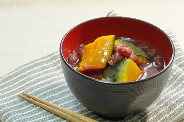 ・古今東西でポピュラーなのは「冬至かぼちゃ」, ・別名・冬至粥！朝食は「小豆粥」を食べる, ・名前に「ん」がつく食べ物で運気を上げる, ・優しい甘さの「小豆粥」, ・ほっこり温まる「かぼちゃグラタン」, ・北海道では「かぼちゃのおしるこ」, ・東北地域では「いとこ煮」, ・関東で有名なのは群馬県の「冬至うどん」, ・中部地域では「かぼちゃほうとう」に「かぼちゃ団子」, ・関西の地域では具だくさんの煮込み料理, ・中国・四国地域では「しっぽくそば」に「かぼちゃぜんざい」, ・九州では「かぼちゃの甘煮」、沖縄では「トゥンジージューシー」, ・冬至にゆず湯に入る理由とは？, ・効率的なゆずの入れ方, ・確認しよう！ゆず湯に入る際の注意点
