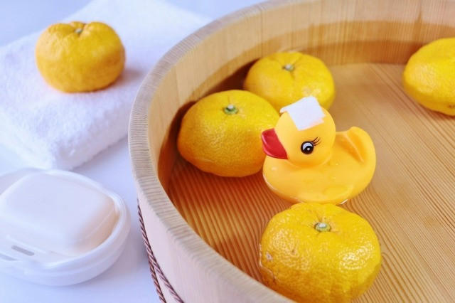 ・古今東西でポピュラーなのは「冬至かぼちゃ」, ・別名・冬至粥！朝食は「小豆粥」を食べる, ・名前に「ん」がつく食べ物で運気を上げる, ・優しい甘さの「小豆粥」, ・ほっこり温まる「かぼちゃグラタン」, ・北海道では「かぼちゃのおしるこ」, ・東北地域では「いとこ煮」, ・関東で有名なのは群馬県の「冬至うどん」, ・中部地域では「かぼちゃほうとう」に「かぼちゃ団子」, ・関西の地域では具だくさんの煮込み料理, ・中国・四国地域では「しっぽくそば」に「かぼちゃぜんざい」, ・九州では「かぼちゃの甘煮」、沖縄では「トゥンジージューシー」, ・冬至にゆず湯に入る理由とは？, ・効率的なゆずの入れ方, ・確認しよう！ゆず湯に入る際の注意点