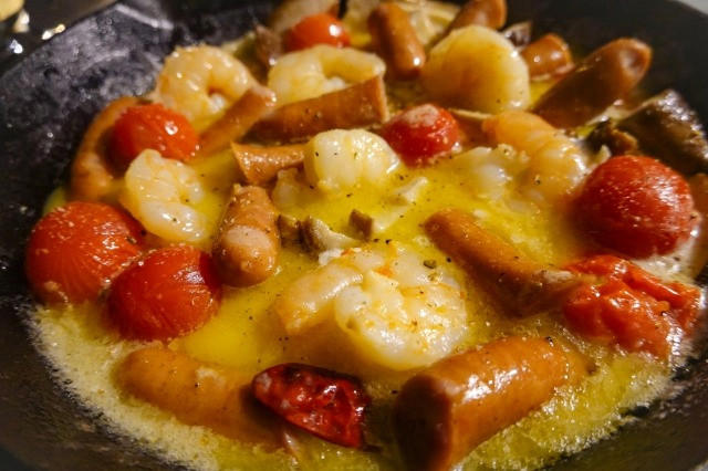 ・夏とは違う冬ならではの旬な食材が楽しめる！, ・ホットスイーツがおいしく食べられる, ・キャンプ場が比較的空いている, ・虫が気にならないため快適に過ごせる！, ・ご近所さんの家の窓が閉まっている, ・焚き火が心地よい暖かさになる, ・冬の食材の旨味を思いっきり楽しむならコレ！浜焼き, ・いろいろな食材が堪能できる！チーズフォンデュ, ・体をあたためる料理の代表格！冬に欠かせない鍋, ・旨味がギュッと凝縮！鮭のホイル焼き, ・栄養満点で体もポカポカ！ポトフ, ・おつまみ感覚で食べられる！アヒージョ, ・栄養満点のポカポカサイドメニュー！豚汁, ・デザートにもぴったりなポカポカスイーツ！おしるこ