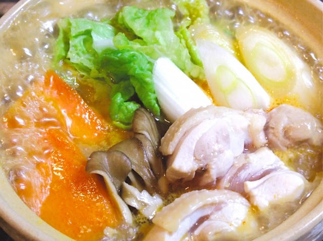 ・夏とは違う冬ならではの旬な食材が楽しめる！, ・ホットスイーツがおいしく食べられる, ・キャンプ場が比較的空いている, ・虫が気にならないため快適に過ごせる！, ・ご近所さんの家の窓が閉まっている, ・焚き火が心地よい暖かさになる, ・冬の食材の旨味を思いっきり楽しむならコレ！浜焼き, ・いろいろな食材が堪能できる！チーズフォンデュ, ・体をあたためる料理の代表格！冬に欠かせない鍋, ・旨味がギュッと凝縮！鮭のホイル焼き, ・栄養満点で体もポカポカ！ポトフ, ・おつまみ感覚で食べられる！アヒージョ, ・栄養満点のポカポカサイドメニュー！豚汁, ・デザートにもぴったりなポカポカスイーツ！おしるこ