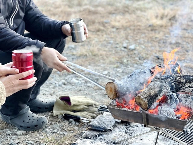 ・夏とは違う冬ならではの旬な食材が楽しめる！, ・ホットスイーツがおいしく食べられる, ・キャンプ場が比較的空いている, ・虫が気にならないため快適に過ごせる！, ・ご近所さんの家の窓が閉まっている, ・焚き火が心地よい暖かさになる, ・冬の食材の旨味を思いっきり楽しむならコレ！浜焼き, ・いろいろな食材が堪能できる！チーズフォンデュ, ・体をあたためる料理の代表格！冬に欠かせない鍋, ・旨味がギュッと凝縮！鮭のホイル焼き, ・栄養満点で体もポカポカ！ポトフ, ・おつまみ感覚で食べられる！アヒージョ, ・栄養満点のポカポカサイドメニュー！豚汁, ・デザートにもぴったりなポカポカスイーツ！おしるこ