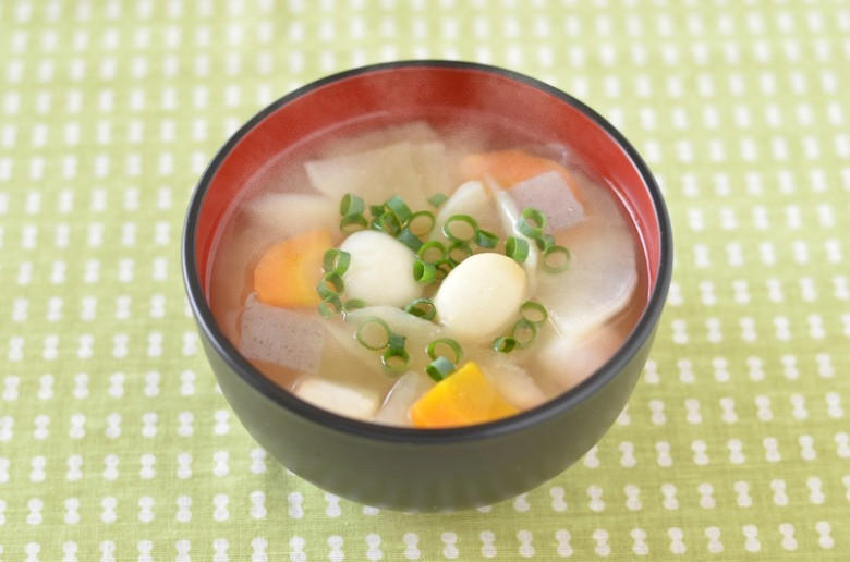 ・夏とは違う冬ならではの旬な食材が楽しめる！, ・ホットスイーツがおいしく食べられる, ・キャンプ場が比較的空いている, ・虫が気にならないため快適に過ごせる！, ・ご近所さんの家の窓が閉まっている, ・焚き火が心地よい暖かさになる, ・冬の食材の旨味を思いっきり楽しむならコレ！浜焼き, ・いろいろな食材が堪能できる！チーズフォンデュ, ・体をあたためる料理の代表格！冬に欠かせない鍋, ・旨味がギュッと凝縮！鮭のホイル焼き, ・栄養満点で体もポカポカ！ポトフ, ・おつまみ感覚で食べられる！アヒージョ, ・栄養満点のポカポカサイドメニュー！豚汁, ・デザートにもぴったりなポカポカスイーツ！おしるこ