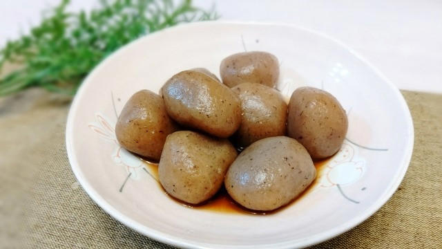 ・古今東西でポピュラーなのは「冬至かぼちゃ」, ・別名・冬至粥！朝食は「小豆粥」を食べる, ・名前に「ん」がつく食べ物で運気を上げる, ・優しい甘さの「小豆粥」, ・ほっこり温まる「かぼちゃグラタン」, ・北海道では「かぼちゃのおしるこ」, ・東北地域では「いとこ煮」, ・関東で有名なのは群馬県の「冬至うどん」, ・中部地域では「かぼちゃほうとう」に「かぼちゃ団子」, ・関西の地域では具だくさんの煮込み料理, ・中国・四国地域では「しっぽくそば」に「かぼちゃぜんざい」, ・九州では「かぼちゃの甘煮」、沖縄では「トゥンジージューシー」, ・冬至にゆず湯に入る理由とは？, ・効率的なゆずの入れ方, ・確認しよう！ゆず湯に入る際の注意点