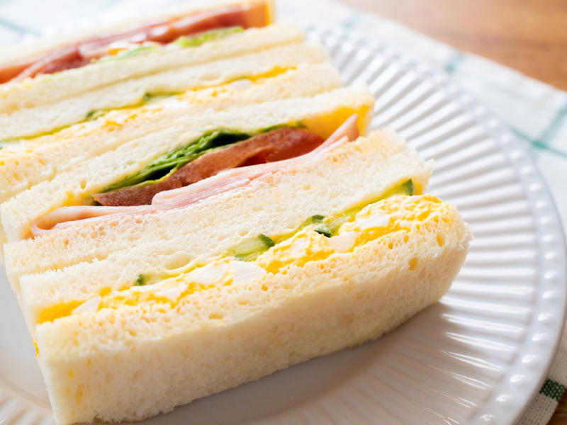 手軽に作れる折りたたみサンドイッチ, 作り方は驚くほどシンプル！のせて折るだけ, 見た目も可愛いのでお弁当にもぴったり！, 手軽さと可愛さを両立