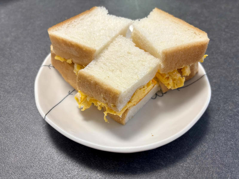 手軽に作れる折りたたみサンドイッチ, 作り方は驚くほどシンプル！のせて折るだけ, 見た目も可愛いのでお弁当にもぴったり！, 手軽さと可愛さを両立