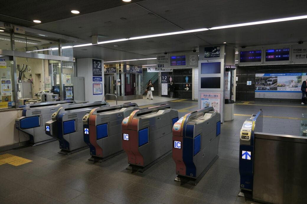 小田急70駅中で乗降2位, 「高架複々線化の第一歩」, 新宿到着前の「最後の砦」, ホームと改札口は別世界