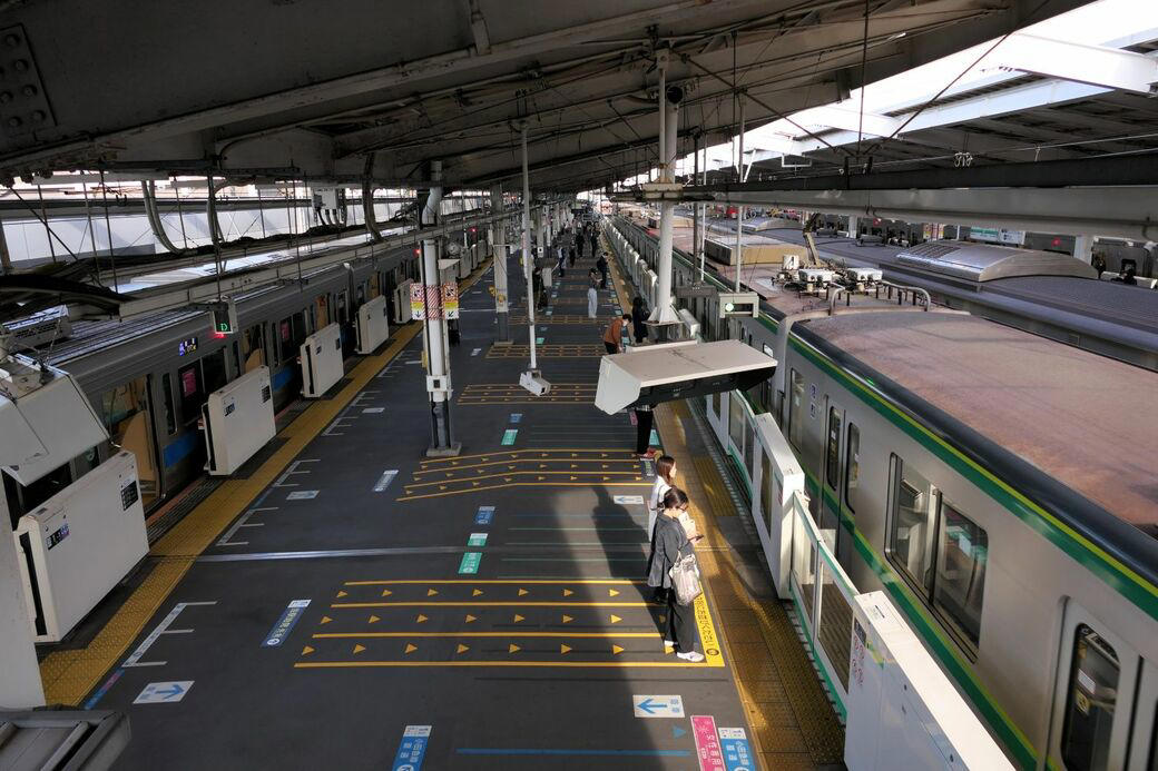 小田急70駅中で乗降2位, 「高架複々線化の第一歩」, 新宿到着前の「最後の砦」, ホームと改札口は別世界
