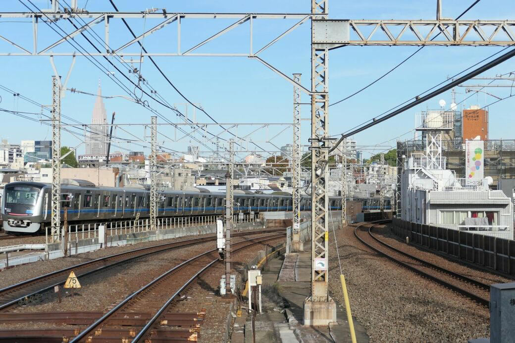小田急70駅中で乗降2位, 「高架複々線化の第一歩」, 新宿到着前の「最後の砦」, ホームと改札口は別世界