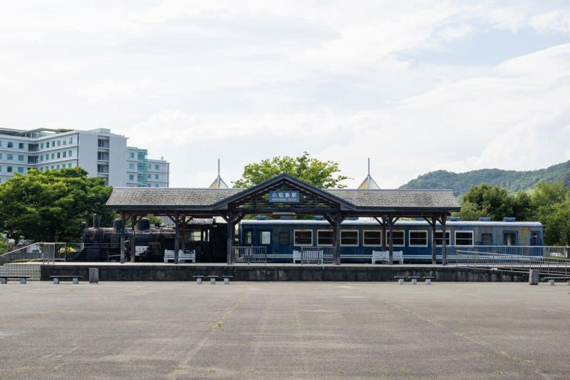 山と海の景色を交互に楽しめる牟岐線（JR四国）, 室戸岬一周を夢見た四国の右下を走る路線, 「阿佐線」ルートを体験できるフリーきっぷも, 国鉄型の気動車やセミクロスシート車が活躍, 牟岐線の見どころ, 通勤・通学客で賑わう徳島駅〜阿南駅間, ウミガメの産卵地・日和佐へ, 終着駅から世界初の乗りものが接続, 牟岐線（JR四国）データ
