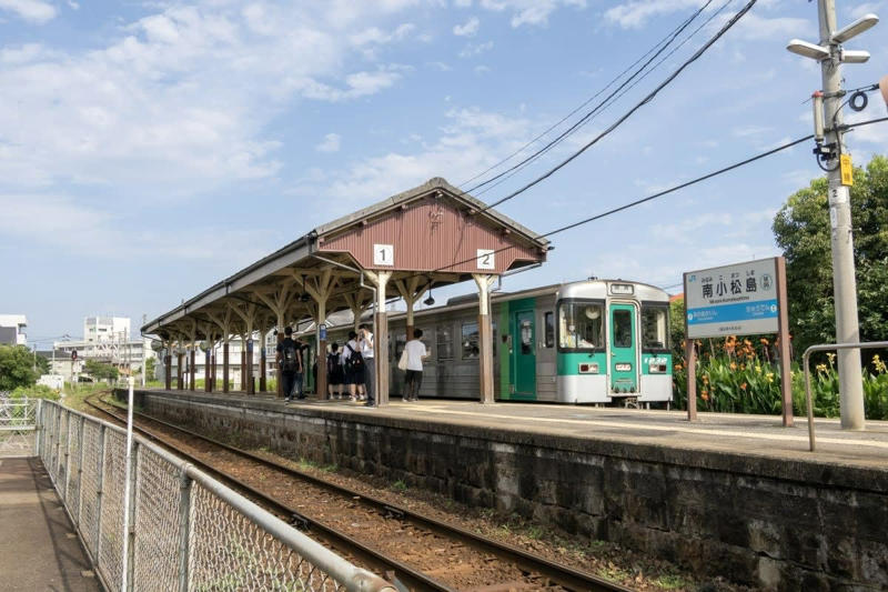 山と海の景色を交互に楽しめる牟岐線（JR四国）, 室戸岬一周を夢見た四国の右下を走る路線, 「阿佐線」ルートを体験できるフリーきっぷも, 国鉄型の気動車やセミクロスシート車が活躍, 牟岐線の見どころ, 通勤・通学客で賑わう徳島駅〜阿南駅間, ウミガメの産卵地・日和佐へ, 終着駅から世界初の乗りものが接続, 牟岐線（JR四国）データ