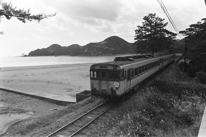 山と海の景色を交互に楽しめる牟岐線（JR四国）, 室戸岬一周を夢見た四国の右下を走る路線, 「阿佐線」ルートを体験できるフリーきっぷも, 国鉄型の気動車やセミクロスシート車が活躍, 牟岐線の見どころ, 通勤・通学客で賑わう徳島駅〜阿南駅間, ウミガメの産卵地・日和佐へ, 終着駅から世界初の乗りものが接続, 牟岐線（JR四国）データ