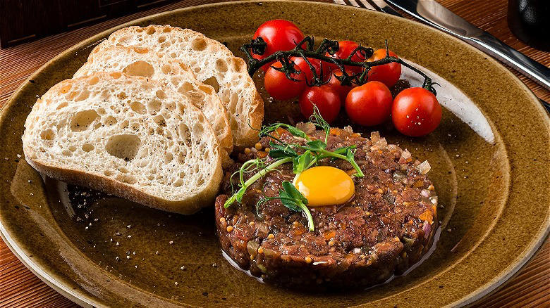 They're enjoyed all over the rest of the world Quail eggs are richer than chicken eggs, They're nutritionally dense, Quail's eggs have been served at historic events, You can find them on restaurant menus, They're easy to prepare, if you know a few tricks, You can substitute them for hen's eggs, Quail eggs feature heavily in Japanese cuisine, They're enjoyed all over the rest of the world, They're the perfect size for hors d'oeuvres, They make a super garnish