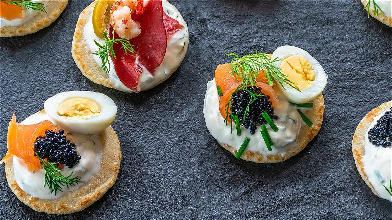They're the perfect size for hors d'oeuvres Quail eggs are richer than chicken eggs, They're nutritionally dense, Quail's eggs have been served at historic events, You can find them on restaurant menus, They're easy to prepare, if you know a few tricks, You can substitute them for hen's eggs, Quail eggs feature heavily in Japanese cuisine, They're enjoyed all over the rest of the world, They're the perfect size for hors d'oeuvres, They make a super garnish