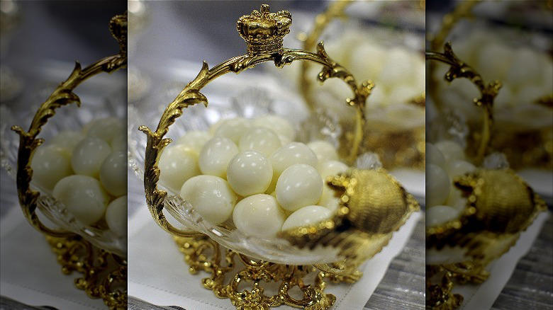 Quail's eggs have been served at historic events Quail eggs are richer than chicken eggs, They're nutritionally dense, Quail's eggs have been served at historic events, You can find them on restaurant menus, They're easy to prepare, if you know a few tricks, You can substitute them for hen's eggs, Quail eggs feature heavily in Japanese cuisine, They're enjoyed all over the rest of the world, They're the perfect size for hors d'oeuvres, They make a super garnish