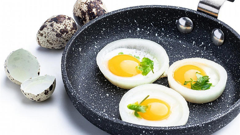 They're easy to prepare, if you know a few tricks Quail eggs are richer than chicken eggs, They're nutritionally dense, Quail's eggs have been served at historic events, You can find them on restaurant menus, They're easy to prepare, if you know a few tricks, You can substitute them for hen's eggs, Quail eggs feature heavily in Japanese cuisine, They're enjoyed all over the rest of the world, They're the perfect size for hors d'oeuvres, They make a super garnish